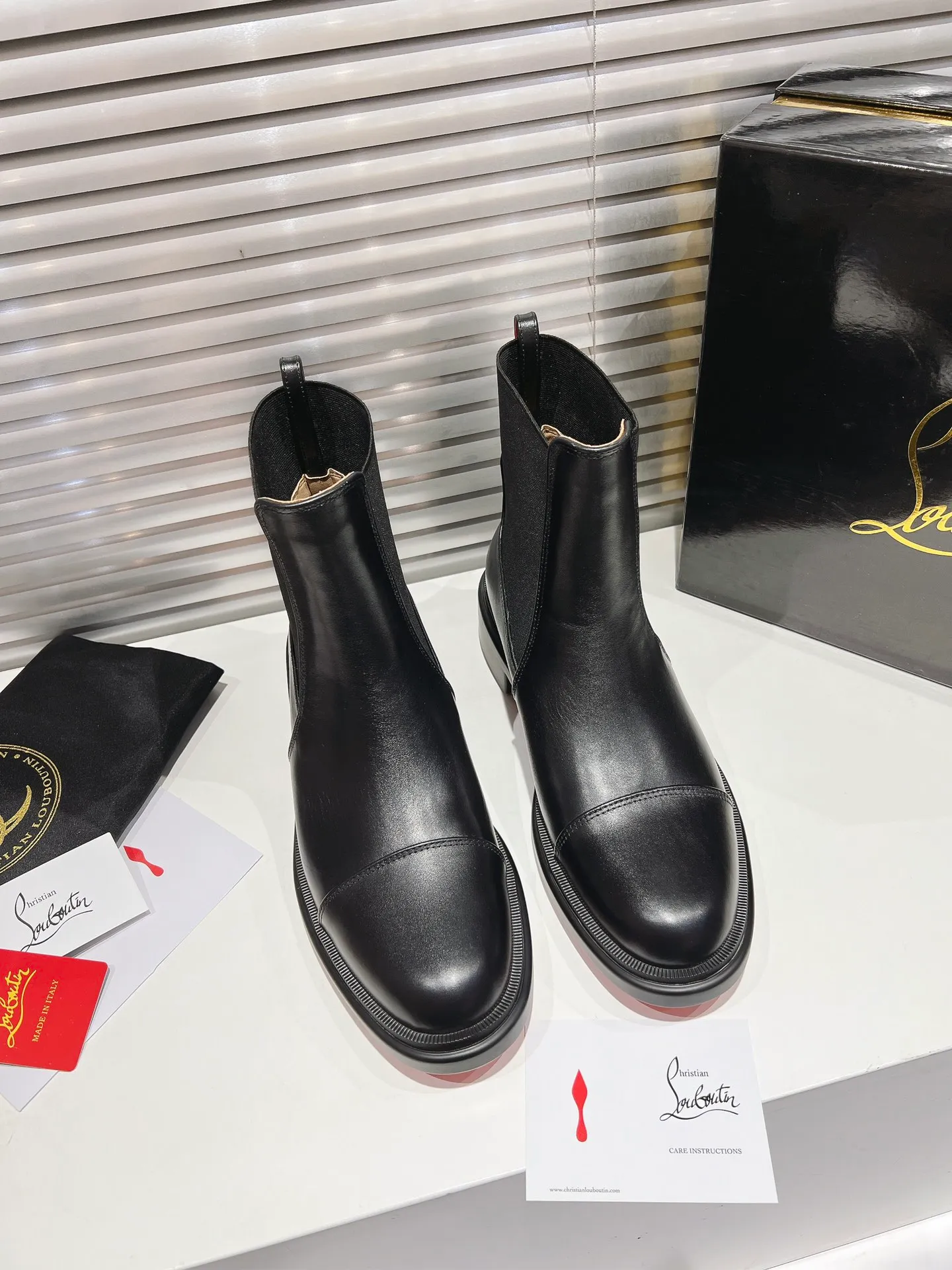 👟👟Ex-factory price 800👟👟 ╔Chelsea black nude boots╗ ·Top version customization·2024𝐬𝐬 Urbino Chelsea ankle boots are charming with smooth lines. The boots are made of black calfskin and feature a tonal rubber sole with the signature Maison Christian Louboutin Loubi red. This urban style features a heel tab and elastic side panels making it easy to put on 𝑪𝒉𝒓𝒊𝒔𝒕𝒊𝒂𝒏 𝑳𝒐𝒖𝒃𝒐𝒖𝒕𝒊𝒏 ▪️No matter the last shape, fabric, diamonds, nails, lining, outsole, they are all as close to ZP as possible... ▪️The original sole is specially provided by the original factory ▪️The lining is imported water-dyed cowhide ▪️Private customization time is about 3-7 days —————— Size: Men's 39M-47M